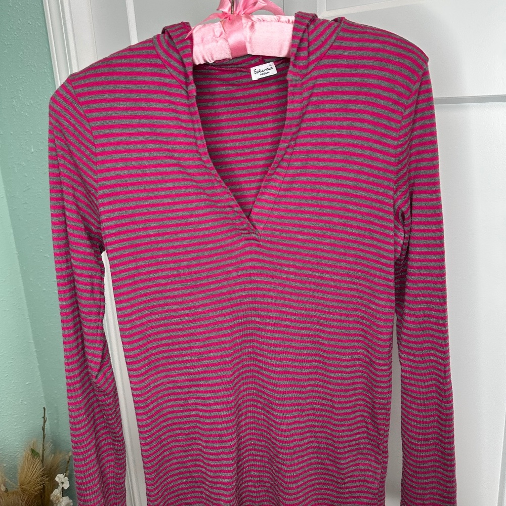 Splendid Medium long sleeve gray/red stripes hooded shirt